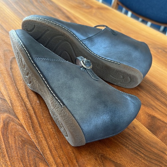 Dansko Mary Jane with slight wedge heel. In a gray pewter color. - Picture 5 of 5